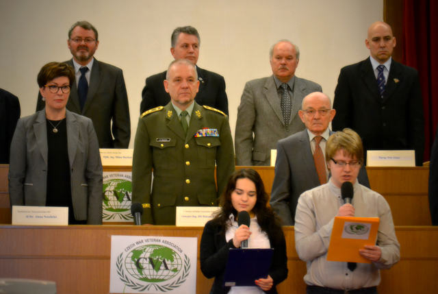 Náměstkyně Alena Netolická, generálporučík Jiří Baloun a další čestní hosté při čtení seznamu jmen padlých válečných veteránů