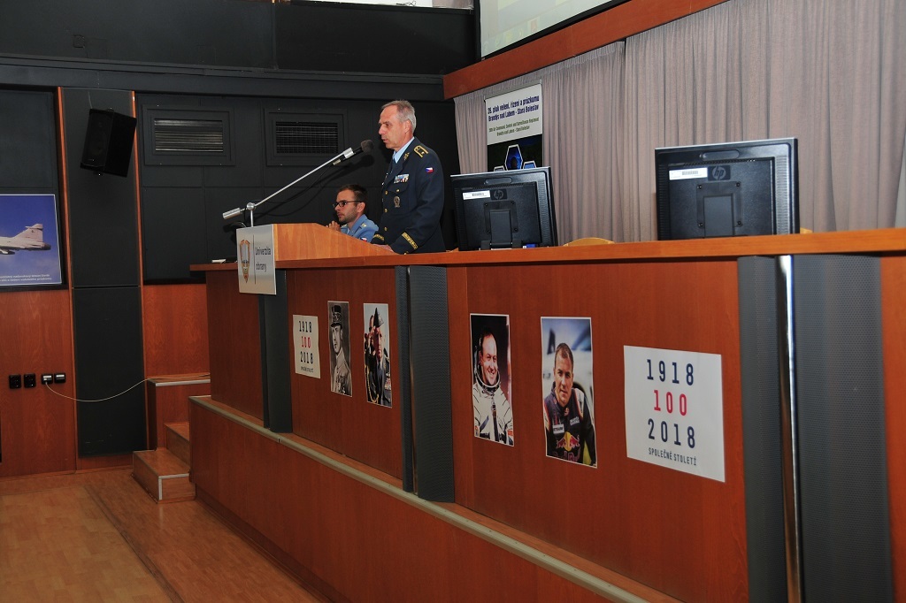  Záštitu nad letošním ročníkem konference převzal velitel Vzdušných sil AČR brigádní generál Petr Hromek 