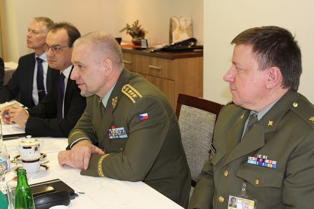 V diskuzi odpověděl na dotazy přidělenců obrany 1. zástupce náčelníka Generálního štábu AČR generálporučík Jiří Baloun