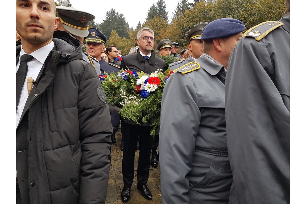 Ministr obrany Lubomír Metnar a po jeho pravici generálmajor Jiří Verner, zástupce náčelníka Generálního štábu - ředitel SOC MO. 
