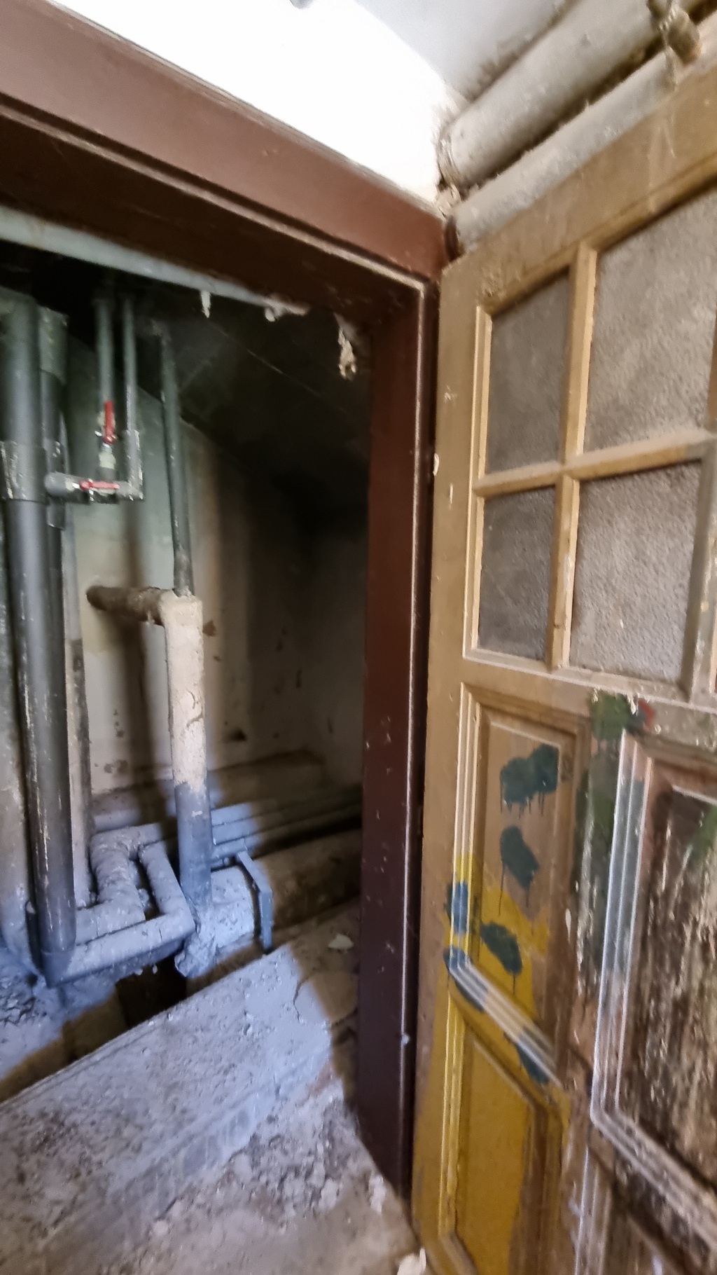 Budova ministerstva obrany padá lidem na hlavu