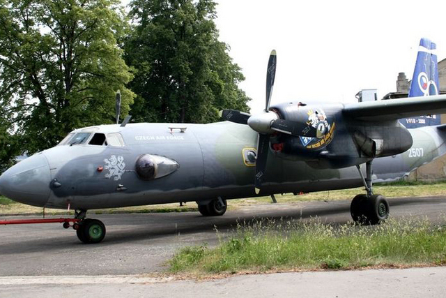 Letoun An-26 na ploše kbelského muzea s výročním nátěrem na ocasních plochách