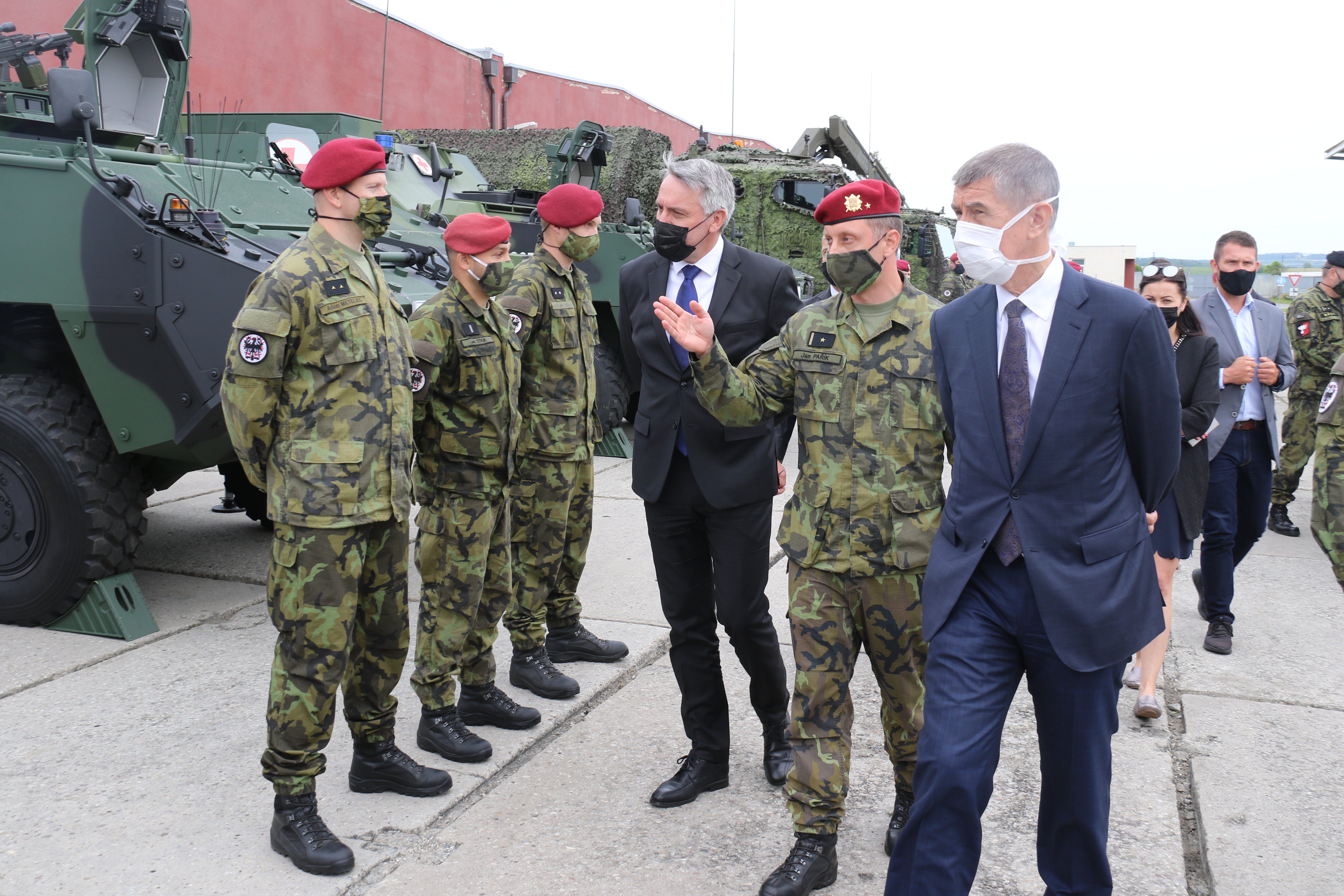 Premiér Andrej Babiš a ministr obrany Lubomír Metnar během statické ukázky výstroje, zbraní a techniky 42. mechanizovaného praporu. Doprovází je zástupce velitele praporu, major Jan Pařík.