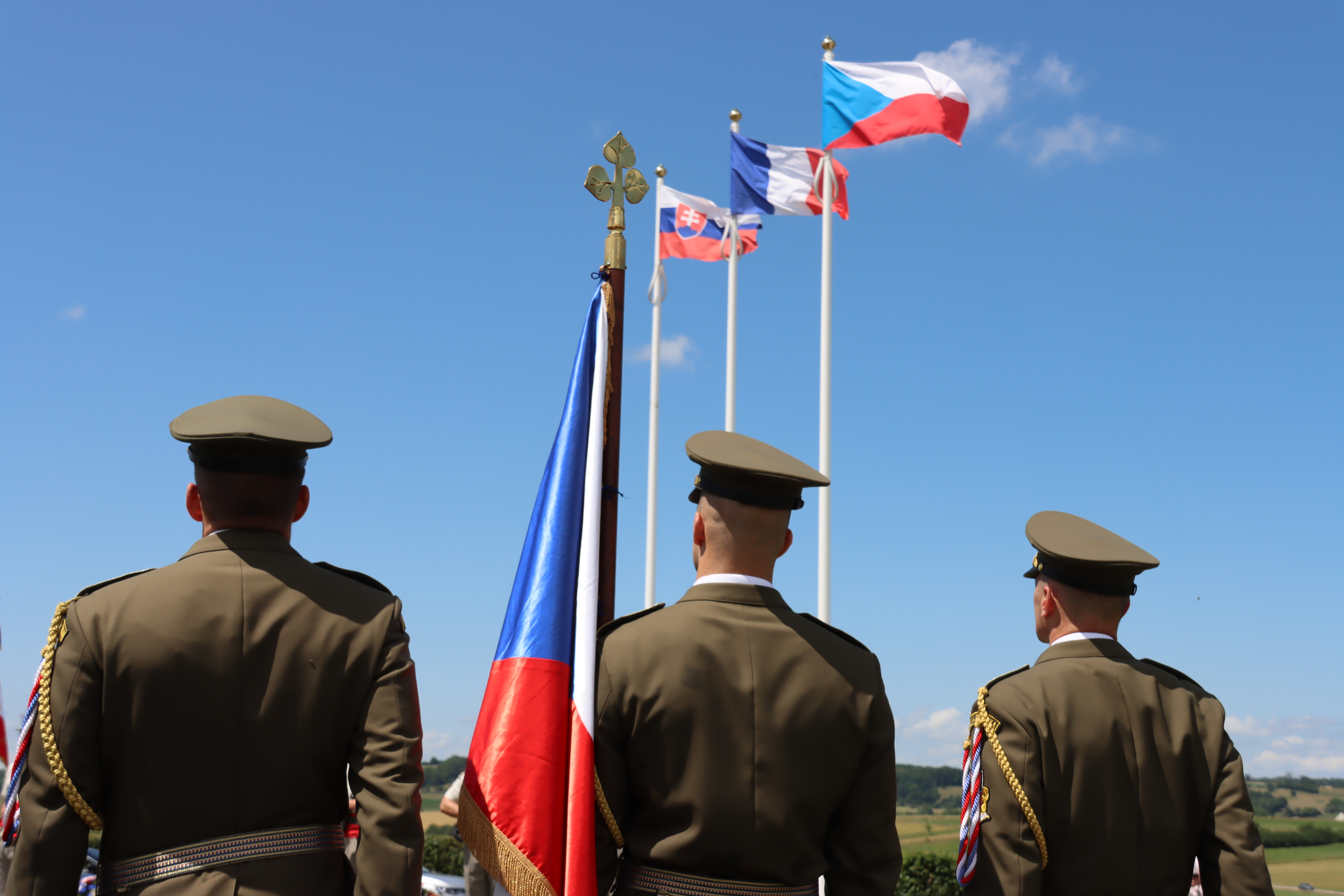 U Památníku Československa ve francouzském městečku Darney se ve čtvrtek 23. června uskutečnila slavnostní vzpomínková akce. Na tomto místě složilo v červnu 1918 slavnostní vojenskou přísahu na šest tisíc československých legionářů a tehdejší francouzský prezident Raymond Poincaré uznal jako první jménem Francie Československo za suverénní samostatný stát.