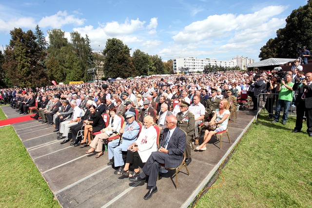Oslavám přihlížely tisíce návštěvníků
