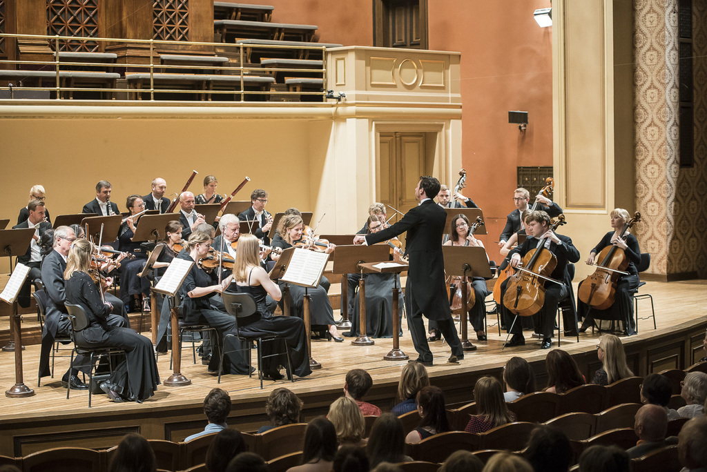 Dirigent Marek Šedivý před celým orchestrem