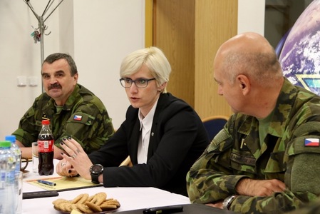 Při diskusi, velitel pozemních sil AČR genmjr. Štefan Kaleta, ministryně obrany Karla Šlechtová a velitel 4. brigády rychlého nasazení plukovník Roman Náhončík