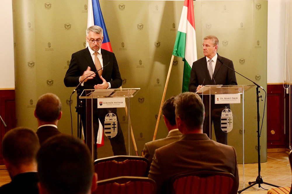 Tisková konference českého a maďarského ministra obrany