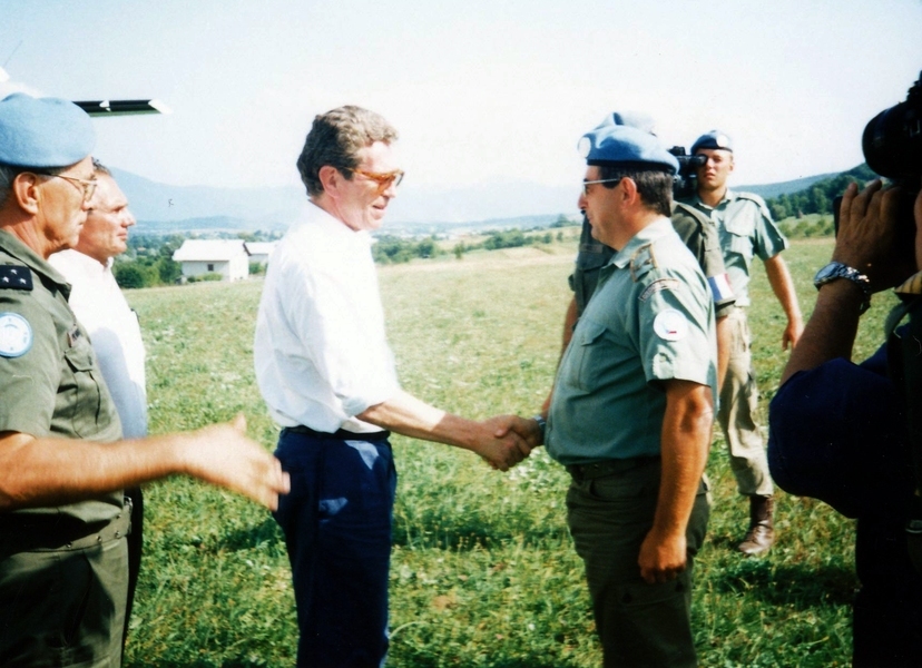 Francouzský ministr obrany Pierre Joxe na návštěvě velitelství čs. praporu mírových sil OSN v polovině srpna 1992, kemp Borje