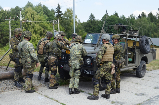 Cvičící se připravují na doprovod VIP osoby