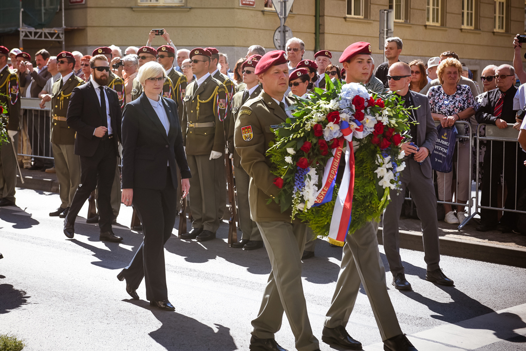 Památku parašutistů uctila také ministryně obrany Karla Šlechtová