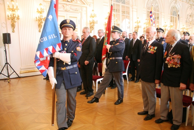 Přinesení historických bojových praporů