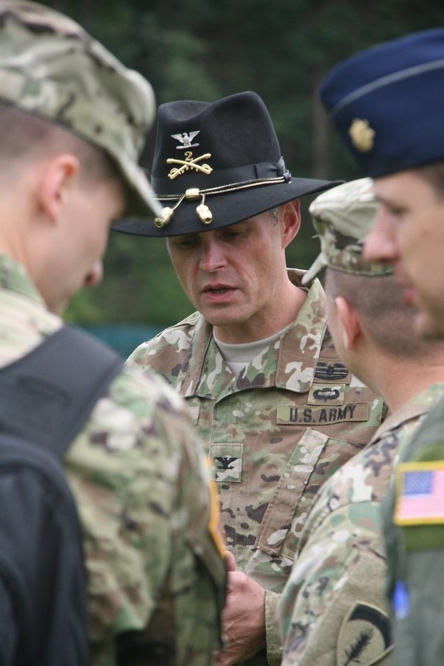 Americké fotbalisty přijeli podpořit četní uniformovaní fanoušci