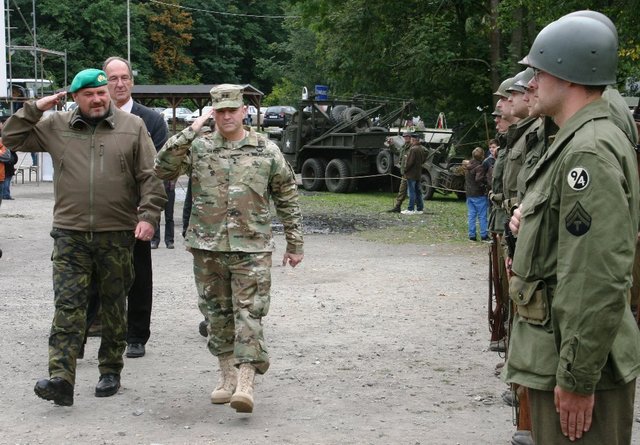 Generál Gurník a generál Gayler zdraví členy klubu vojenské historie z Pelhřimovau