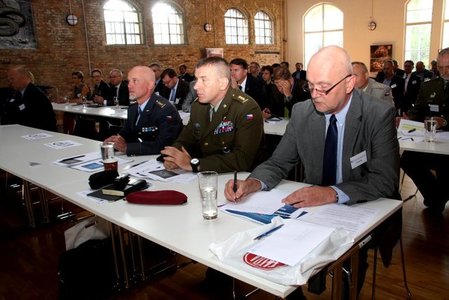  V jednacím sále byli zastoupeni jak vojáci a občanští zaměstnanci resortu, tak i zástupci obranného průmyslu