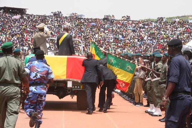 Malijský prezident sleduje malijské a spojenecké jednotky
