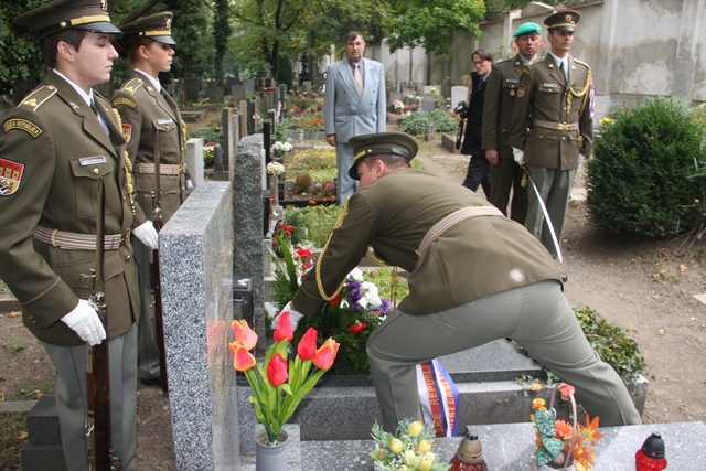  Kladeni věnce na Klapálkův hrob