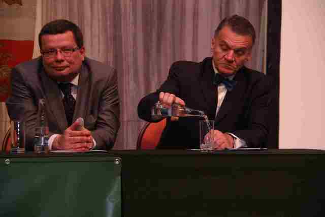 Ministr obrany Alexandr Vondra za předsednickým stolem