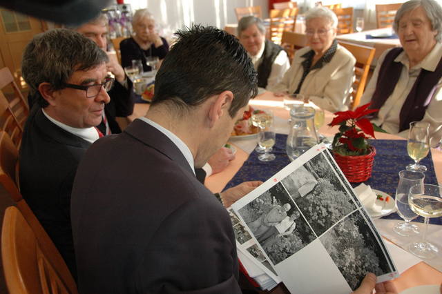 Michael Hrbata si se zájmem prohlédl i fotografie, na nichž jsou zachyceny okamžiky společných výletů