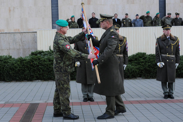 Končící velitel VeV-VA brig. gen. Kožiak předává náčelníkovi Generálního štábu AČR bojový prapor VeV-VA 