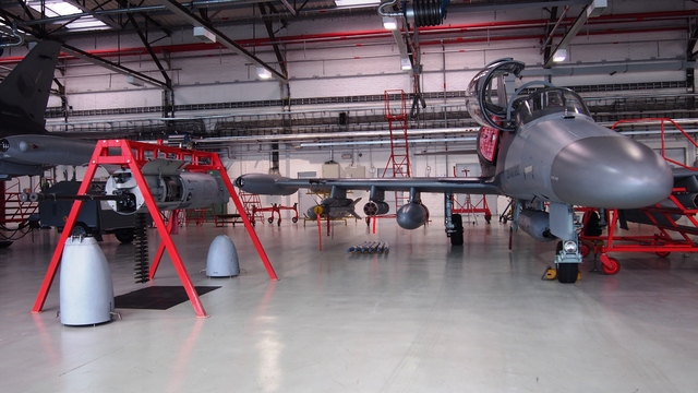 Letoun L-159 ALCA s možnou výzbrojí, vlevo dvojhlavňový kanonový komplet Plamen ráže 20 mm