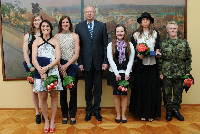 Ministr obrany s ženskou reprezentací Dukly - zleva Samková, Sudová, Hejnová, Mazurová, Ledecká a Machačová