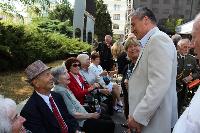 Ministr obrany Martin Stropnický se přivítal s válečnými veterány