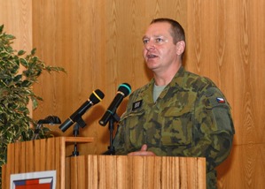  Průběh kurzu i základní morální hodnoty vojenské profese připomenul velitel vyřazení praporčík Pavel Hanák