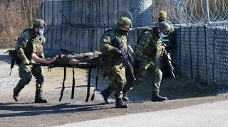 Ilustrační obrázek ke článkuVojáci mířící do Mali trénovali kvůli COVID-19 záchranu raněného na speciální figuríně