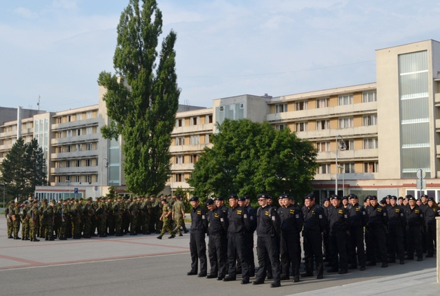 Vedle armádních nováčků stojí na nástupišti kasáren Dědice také ti policejní