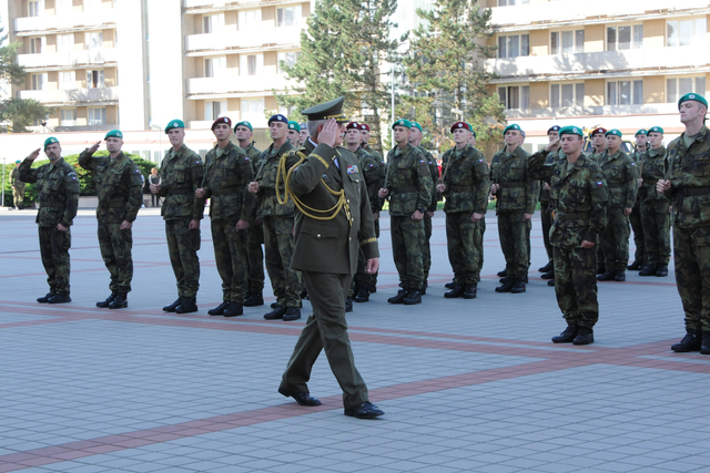  Velitel VeV-VA brig.gen Kožiak při přehlídce přísahajících jednotek