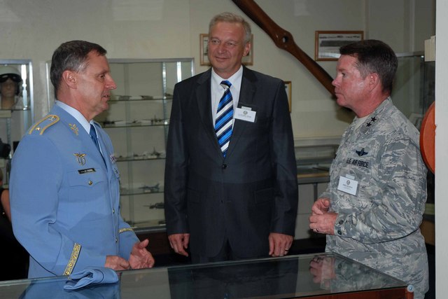 zleva gen. J. Verner, V. Picek, J. Nichols