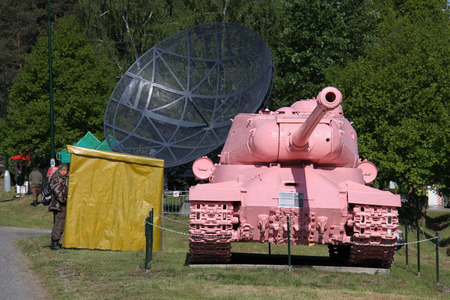 Růžový tank a radar