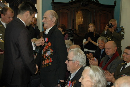 Michael Hrbata předal ruským válečným veteránům vojenská vyznamenání (Perm)