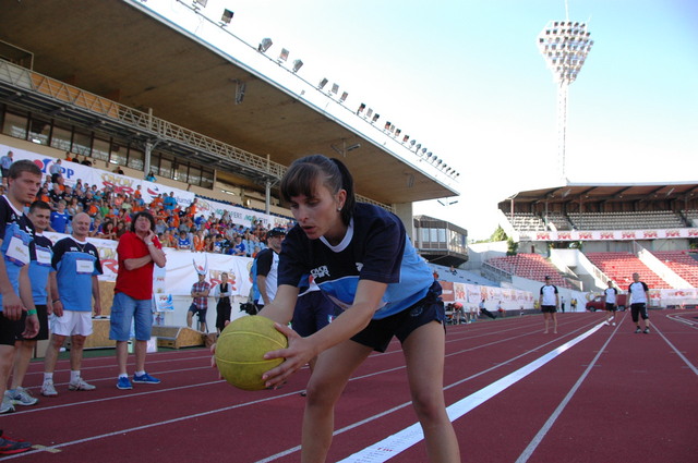 Barbora Muroňová při hodu medicinbalem