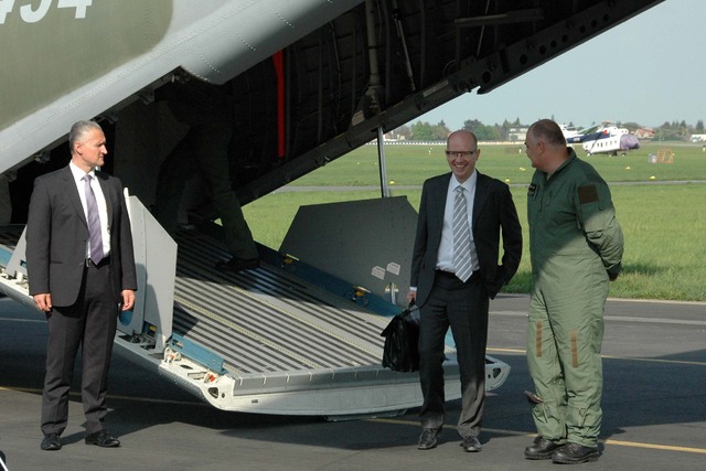 Premiér Sobotka s šéfem kbelské základny plk. Davidem Klementem