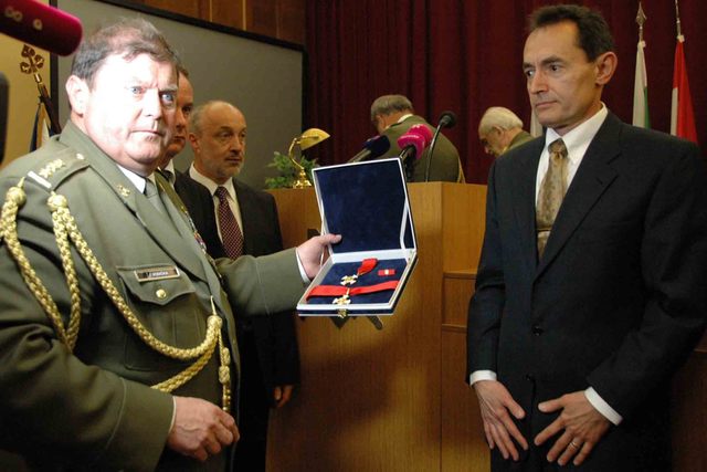 Předseda ČSBS J. Vodička předává ocenění