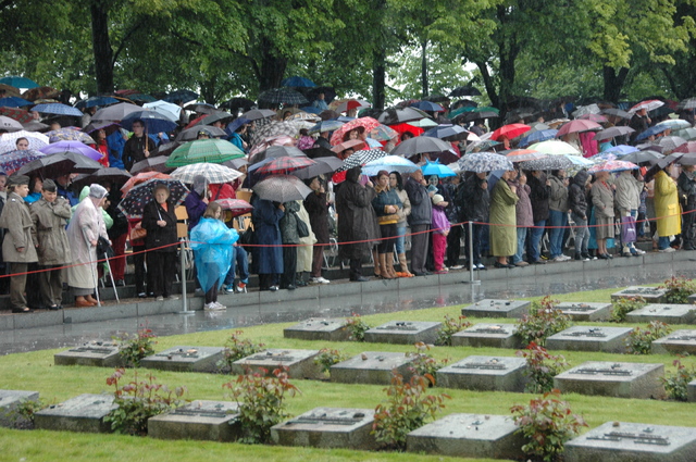 Přes deštivé počasí se do Terezína vydaly stovky lidí