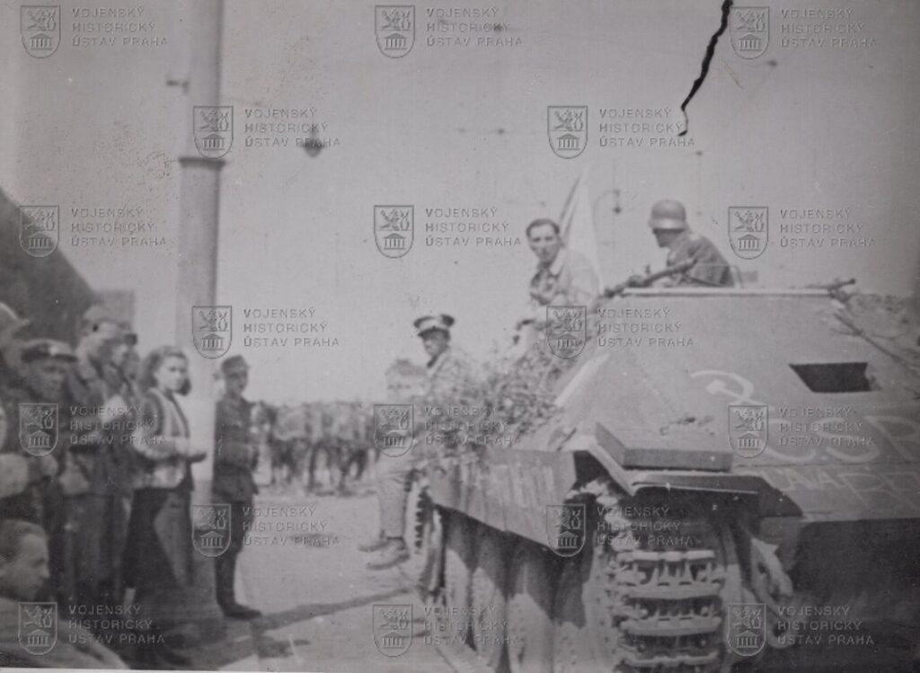 Fotografie - útočné vozy pražských povstalců
