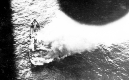 Hořící německá ozbrojená obchodní loď Alsterufer. V Atlantiku ji 27. prosince 1943 potopila osádka československého Liberatoru, v níž byl i Ivan Oto Schwarz