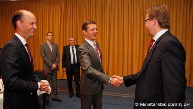 Státní tajemníci resortů obrany České republiky, Slovenské republiky a Švédska (2)