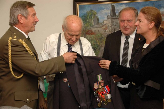 Do saka s medailemi pomáhala oblékat Vasila Korola i Lenka Ptáčková Melicharová