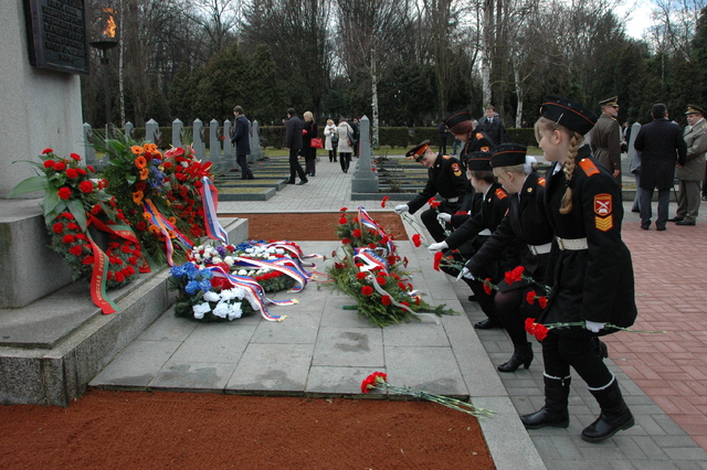Desítky lidí si přišly na Olšanské hřbitovy připomenout Den obránců vlasti 7