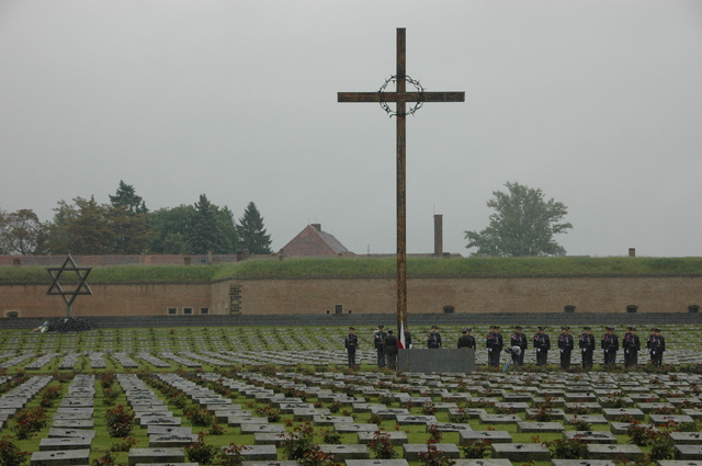 Politici, armáda i veřejnost uctili oběti terezínského ghetta 1