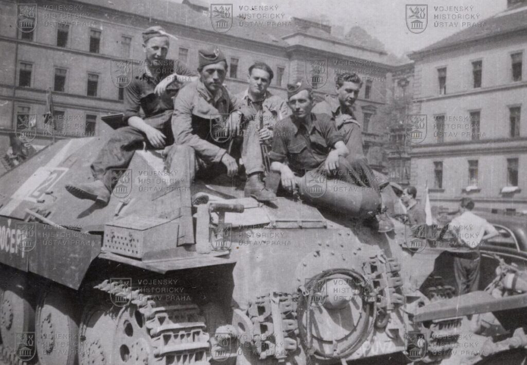 Fotografie - útočné vozy pražských povstalců
