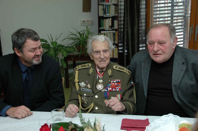 Oslavenci přišli poblahopřát i spolubojovník od Sokolova, generál Alexandr Beer, M. Bachan z odboru pro válečné veterány (vlevo) a historik M. Brož