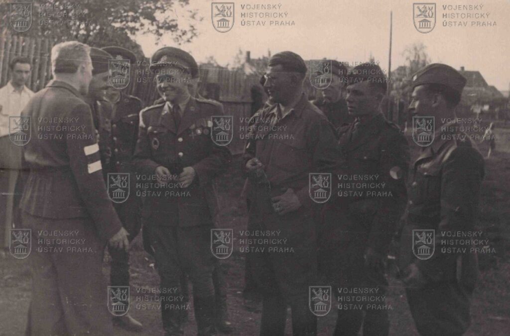 Fotografie - útočné vozy pražských povstalců