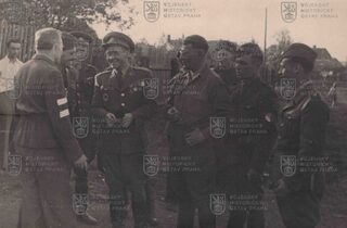 Fotografie - útočné vozy pražských povstalců