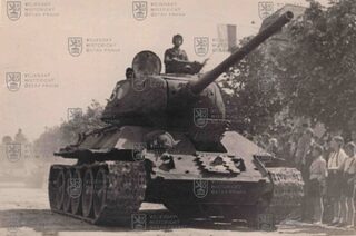 Fotografie - útočné vozy pražských povstalců
