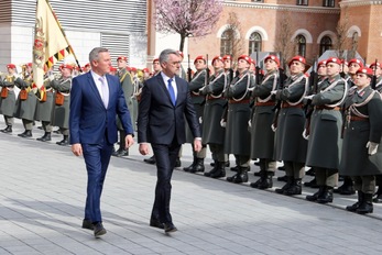 Český a rakouský ministr před nastoupenou jednotkou